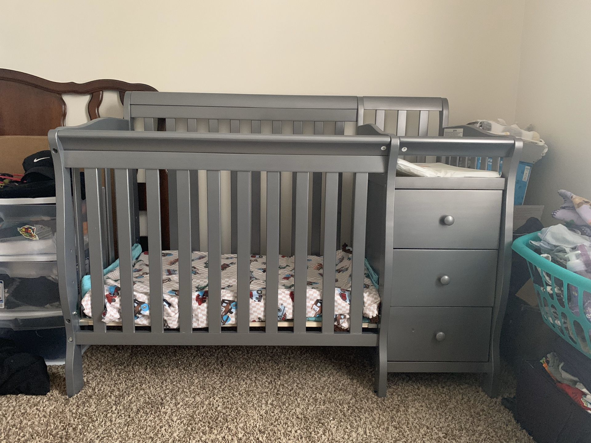 NEW Baby Mini Crib with changing table NEVER USED !!!!!