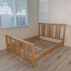 Like New High Quality Solid Wood Queen Size Be Frame With Excellent Condition 