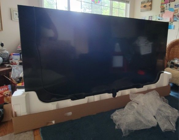 Broken Panel TV - SAMSUNG 82-inch Class Crystal UHD TU-6950 Series - 4K UHD HDR Smart TV (UN82TU6950FXZA, 2020 Model) - Broken Panel