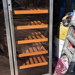 Wine refrigerator