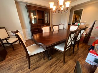 Broyhill Furniture Dining Room Set