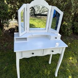 White Vanity Table With Mirror 