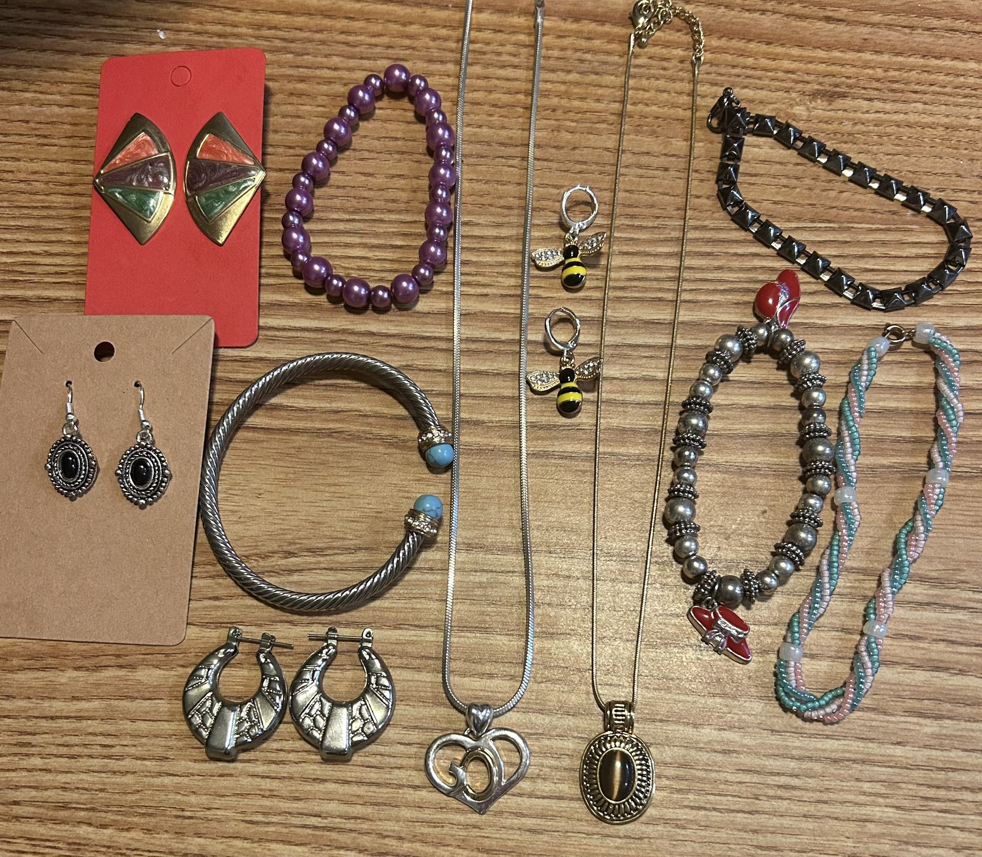 Lot Of Jewelry 11 Pieces Bee Tigers Eye vintage to now necklaces, bracelets earrings look at the pictures