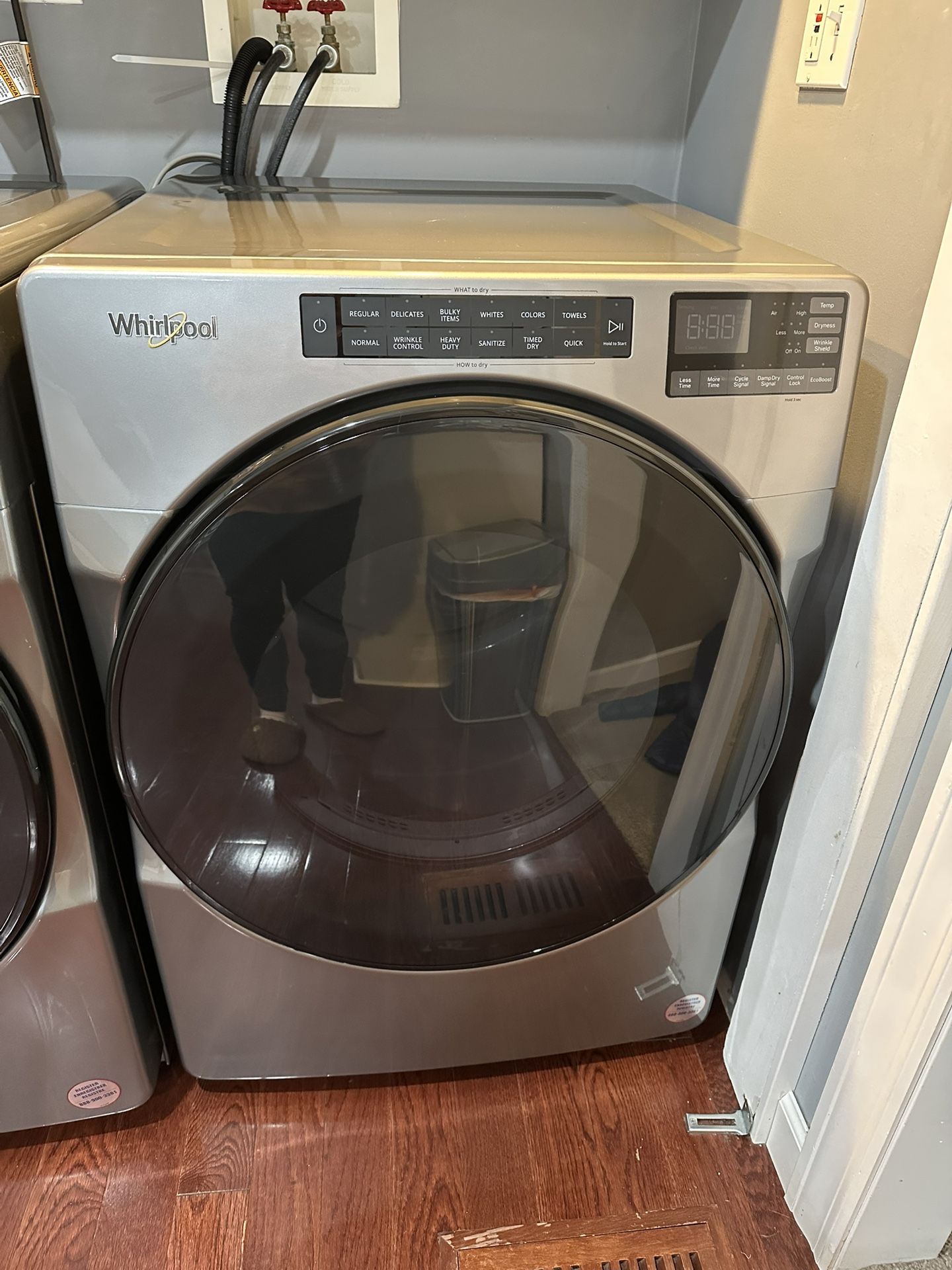 Washing machine and dryer for sale, purchased a year ago, they are practically new. I don't have enough space. The dryer is electric.