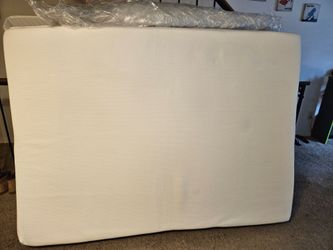 Excellent Condition Queen Memory Foam Matress, Topper and Box spring