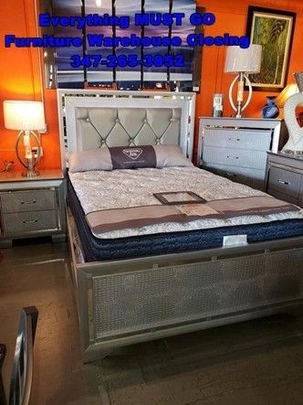 Queen bedroom set. Must Go