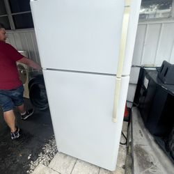 Refrigerator Top Freezer – Clean & Working Perfect