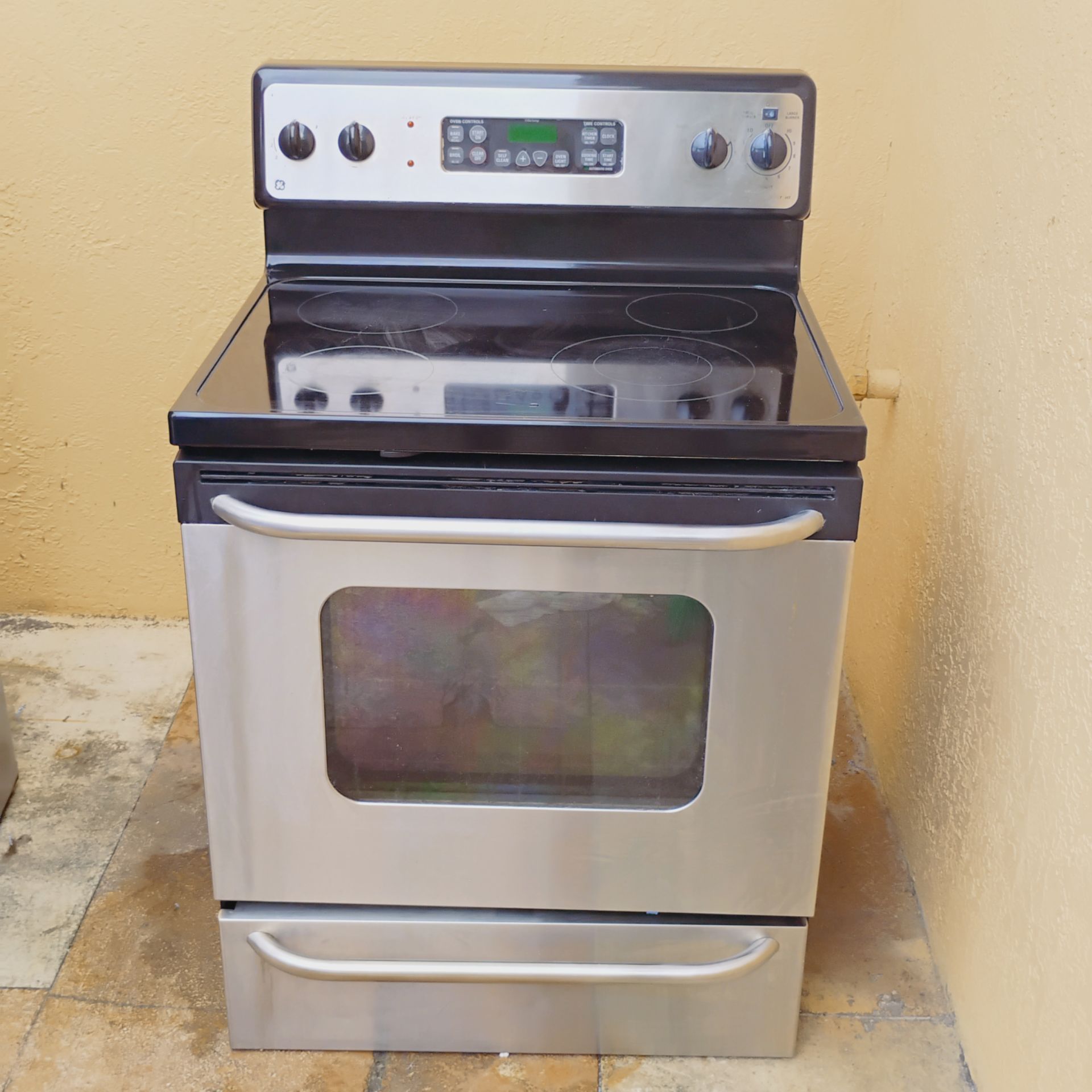 Barely used refrigerator and stove set