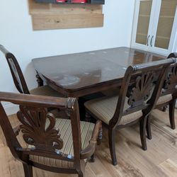 Extendable Dinning Table With Four Chairs 