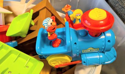 Sesame Street Elmo Remote Control Train Track Set