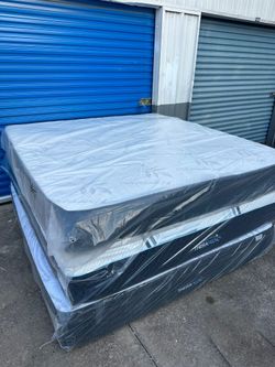 King Size Mattress And Boxspring 
