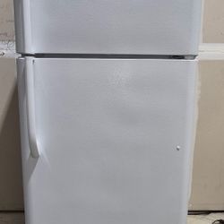 Frigidaire Top-Freezer Refrigerator – Model FFTR1821QW0