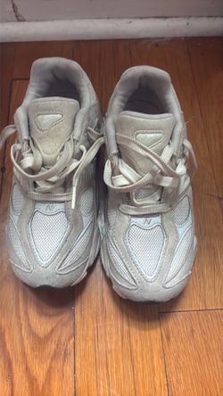 New Balance 9060 Sea Salt / Off-White Sneakers – Size 2.5