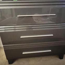 Bedroom Dresser and Matching Nightstand with Mirror – 