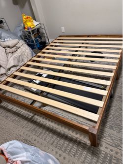 Queen bedframe