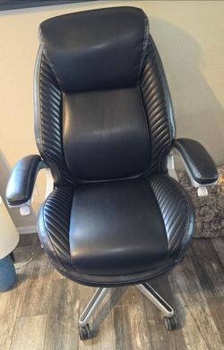 🔥 HIGH-END SERTA EXECUTIVE OFFICE CHAIR — LIKE NEW 🔥