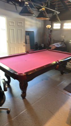 8' Pool Taple cues and accessories