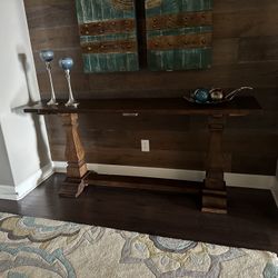 Beautiful Console / Foyer Table In Like New Condition