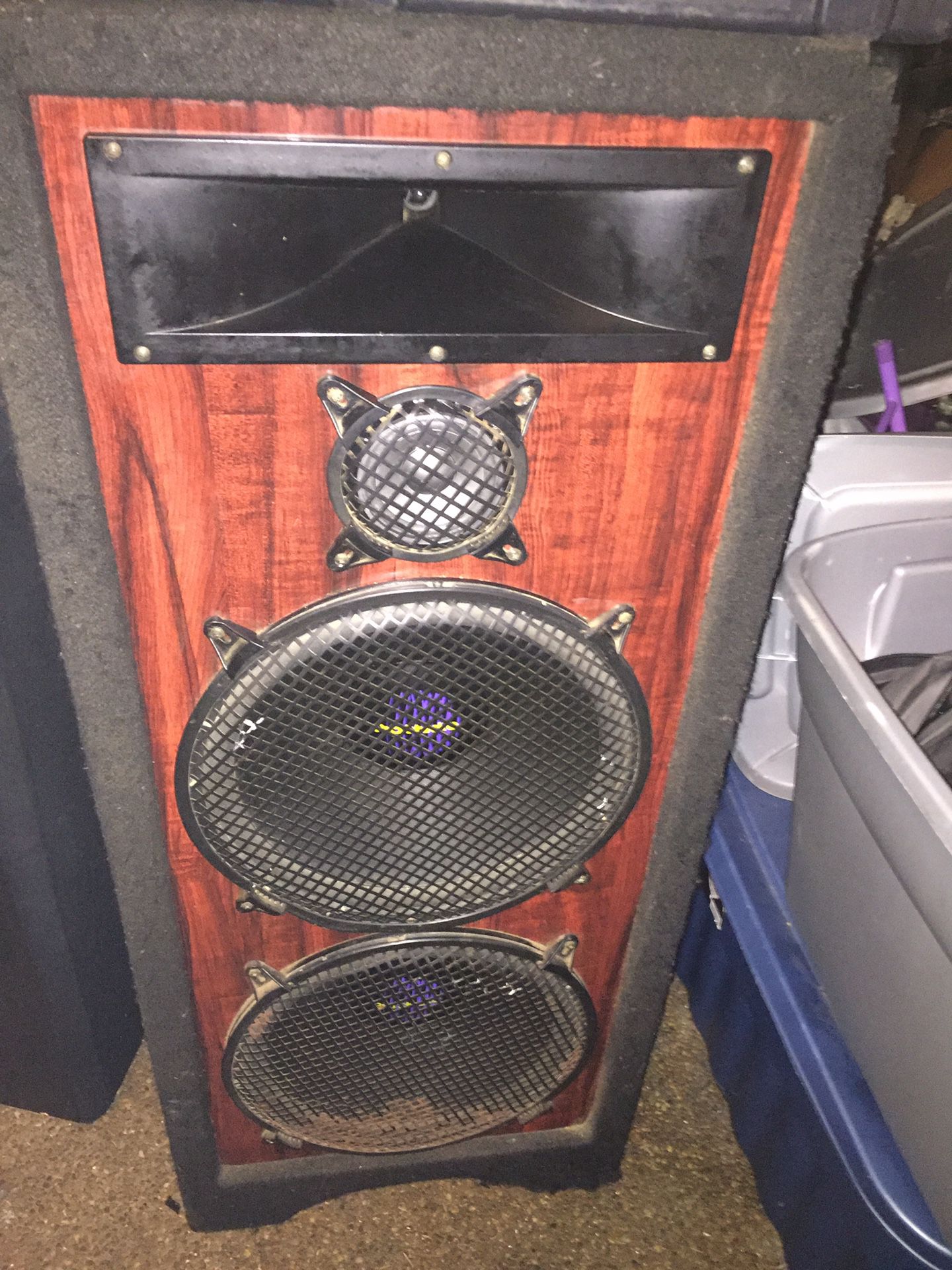 Set of 2 pro studio each speaker has 2 15” subwoofers great condition VERY LOUD so a total of 4 15”” subwoofers with both speakers