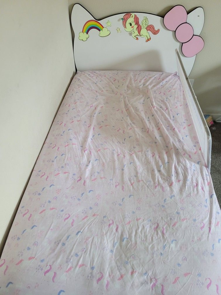 Kids Twin Bed And Frame With 3 Side Drawers.