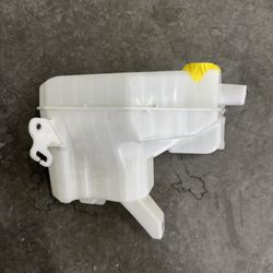 2023 Toyota Highlander windshield washer fluid tank