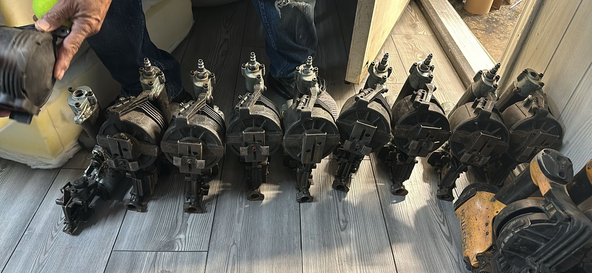 Roofing (Nail Guns) Light industrial equipment & Tools