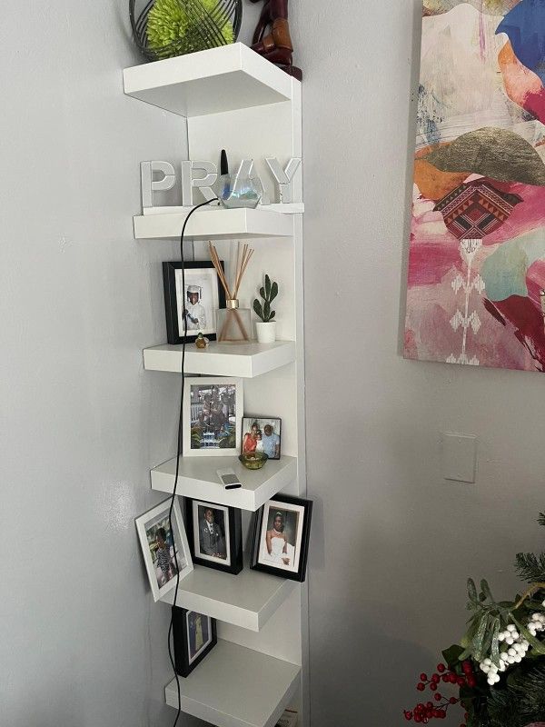 Coner Selfes And Tv Table Off White