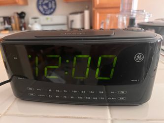 GE Large Display Radio Dual Alarm Clock With AM/FM - Electric & Battery Operated