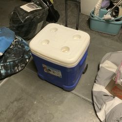 Rolling Igloo Large 60 Quart Cooler Wheels Handles Camping Team Sports