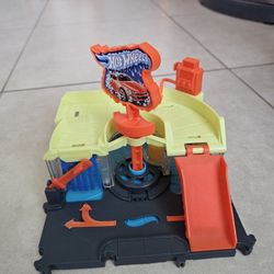 Hot Wheels City Downtown Express Car Wash Playset. 