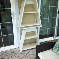 Very nice stands for a glass table or you can use it for something else nice and white no scratches