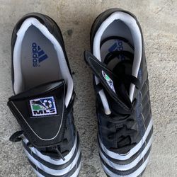 Women’s soccer shoes size 7