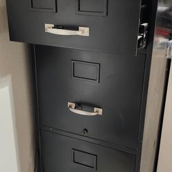 3 Big Drawers and 2 Smaller Drawers 