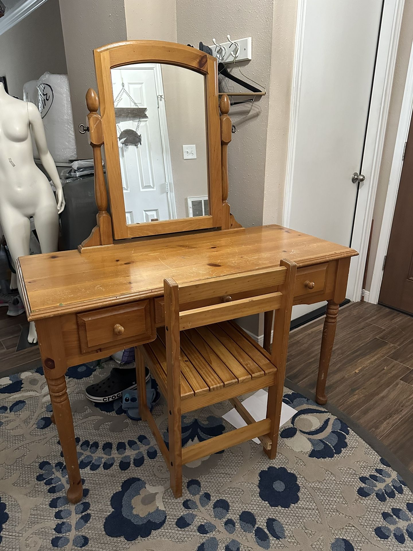 Mastercraft Vanity Desk with Mirror and Chair Made In The USA Vintage quality