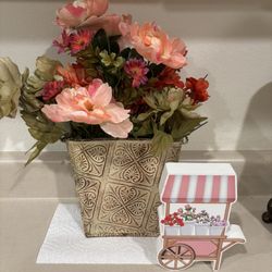 Pink FlowersIn Metal Hanging Flat Sided Purse With Table Art