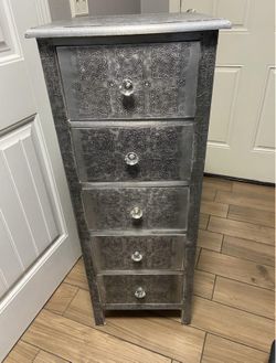 Embossed drawer chest