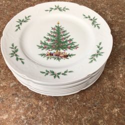 Eight Kaiser Christmas Dinner Plates — 9-3/4”— Beautiful Condition 
