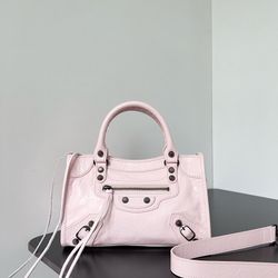 An iconic women's cross-body bag