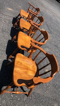 4 sold wood chairs very good condition