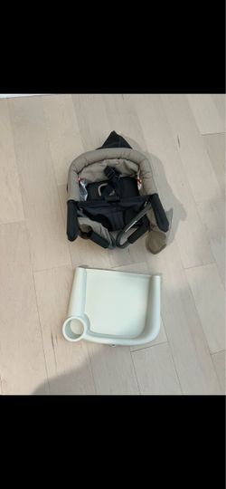 Portable hanging high chair