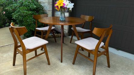 Beautiful Rounded Table Set With 4 Matching Chairs