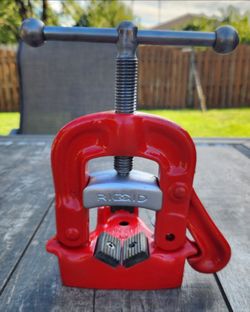 VINTAGE RIGID PIPE VISE