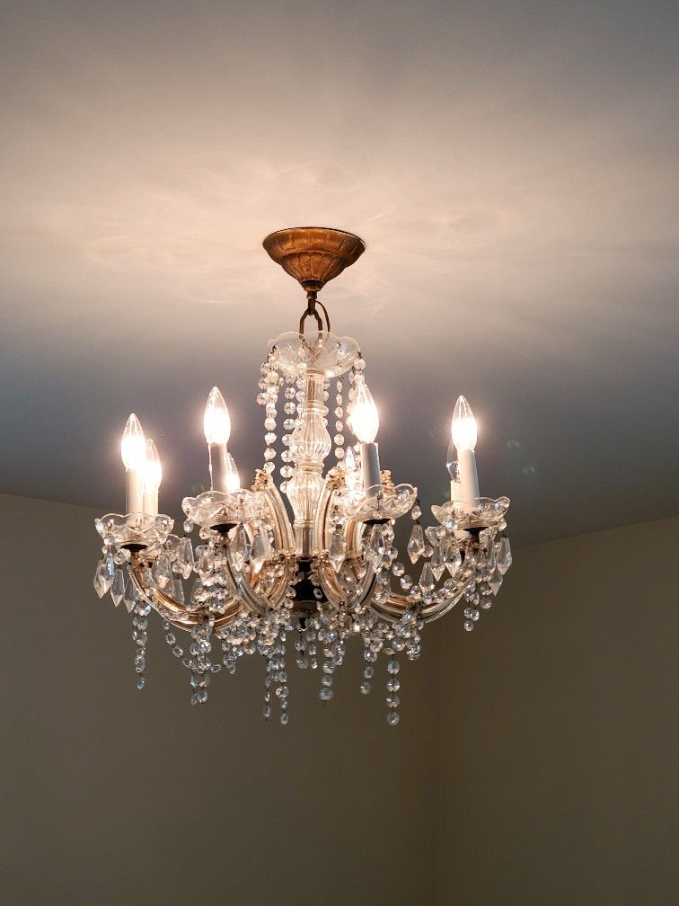 Beautiful Vintage Crystal chandelier 8 bulbs