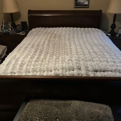Queen Cherry Wood Sleigh Bedroom Set