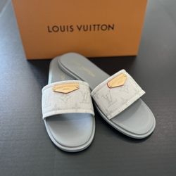 LV WOMENS SANDALS SIZES 6,7,8,9