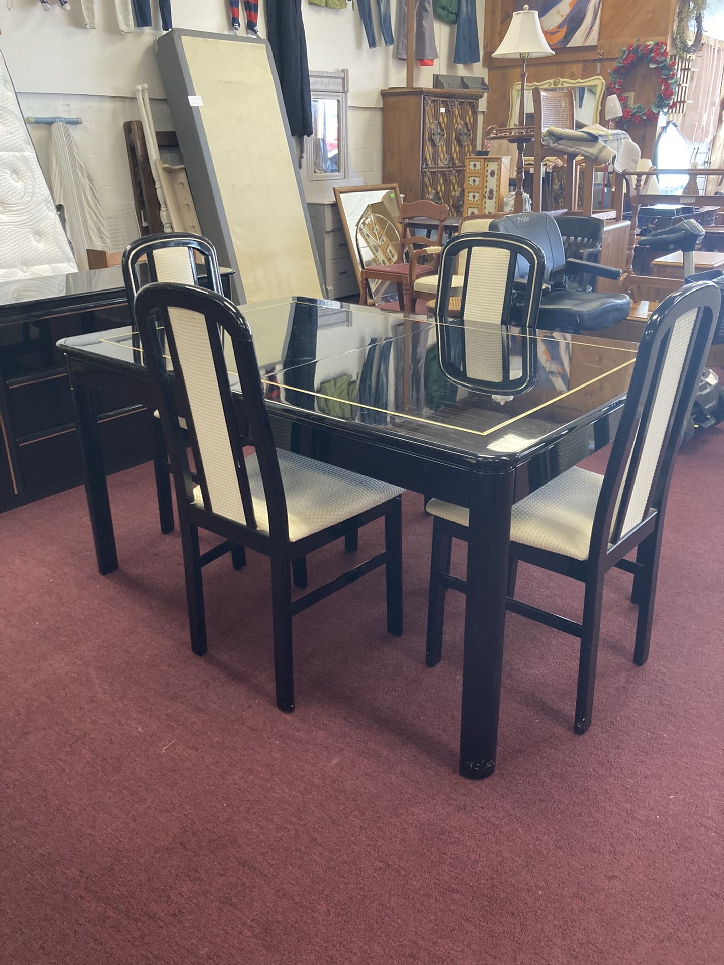 Table And Chairs With Leaf