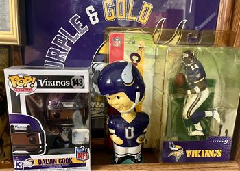VINTAGE SEALED NEW IN BOX: MINNESOTA VIKINGS - DAUNTE CULPEPPER - SERIES 9 MCFARLANE NFL FIGURE & Funko Pop! Vinyl: Dalvin Cook #143 & Vintage-style M