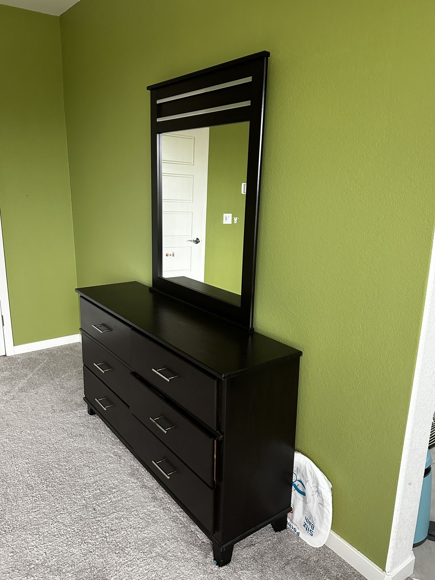Bedroom Dresser + Mirror + 2 Matching Nightstand – Excellent Condition