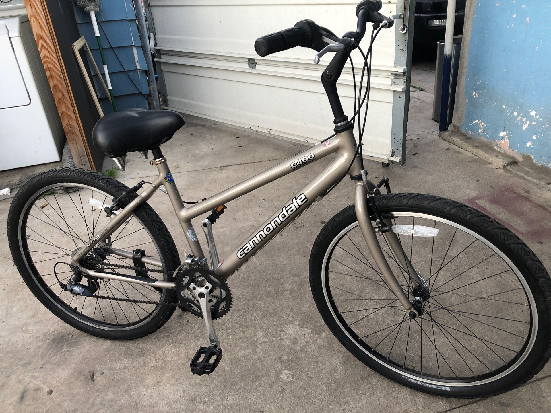 26” inch Cannondale C400 Bike good work conditions ready to ride good tires aluminum ring good origin paint confortable seats not delivers used bike