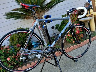 Fuji roubaix acr 3.0 roadbike size 56cm large shimano 105 18 speeds like new..